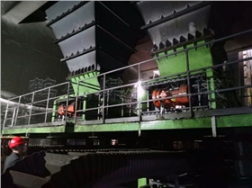 側(cè)卸式活化給料機(jī)