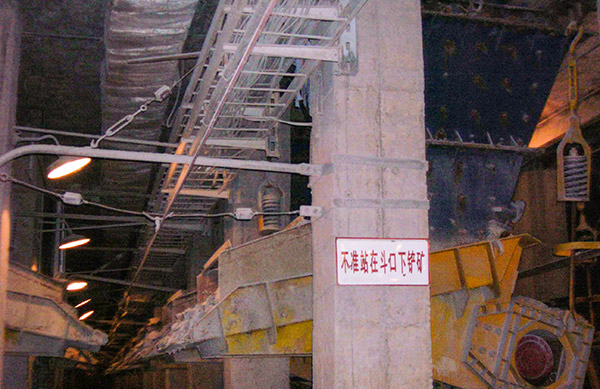 江西德興銅礦&mdash;粗礦堆下使用XZG9型裝礦車