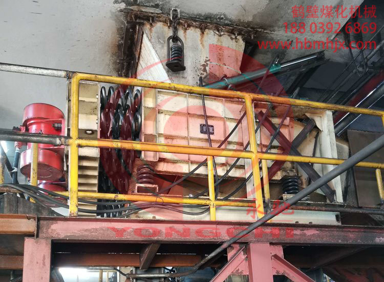 側(cè)卸活化給料機(jī)在金雞灘煤礦安裝調(diào)試完畢！